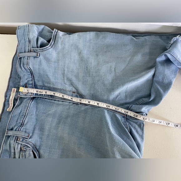 Light Wash Levi’s 721 High Rise Distressed Skinny Jeans - Picture 7 of 10